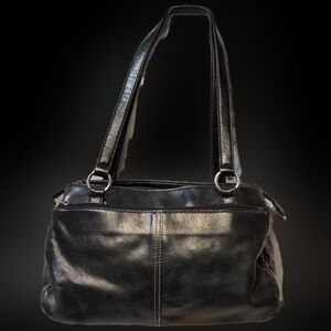 Kim Roger's handbag 👜 black and with so many pockets !!